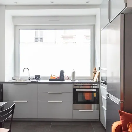 Spacious And Comfortable In 17th Appartement Parijs