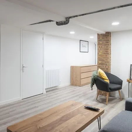 Spacious And Comfortable In 17th Apartment Paris